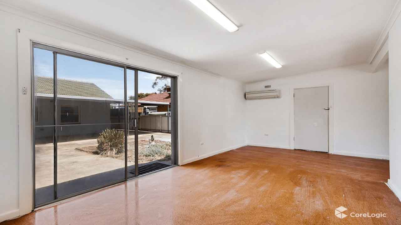 17-Nitschke-St_Living-room-1_1-2